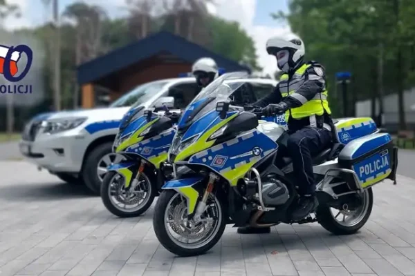 Policjanci uczyli przedszkolaki bezpieczeństwa nad wodą w Sulejowie