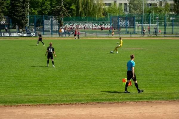 Nowe boisko w Budziszewicach otwarte – gwiazdy futbolu zagrały z lokalną drużyną