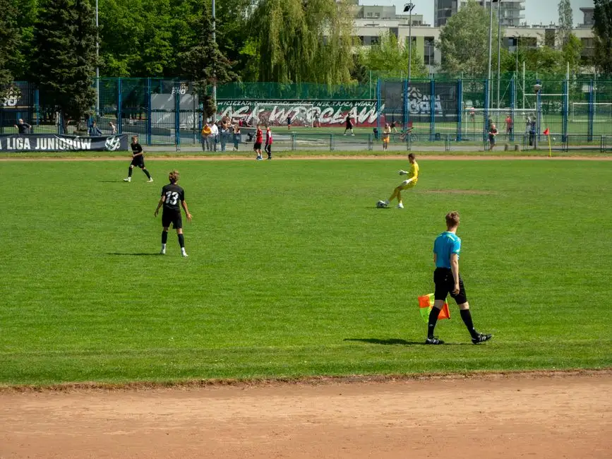 Nowe boisko w Budziszewicach otwarte – gwiazdy futbolu zagrały z lokalną drużyną