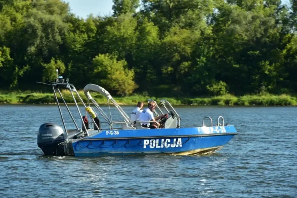 Przedszkolaki z Zielonego Gaju uczyły się bezpieczeństwa nad wodą od policjantów