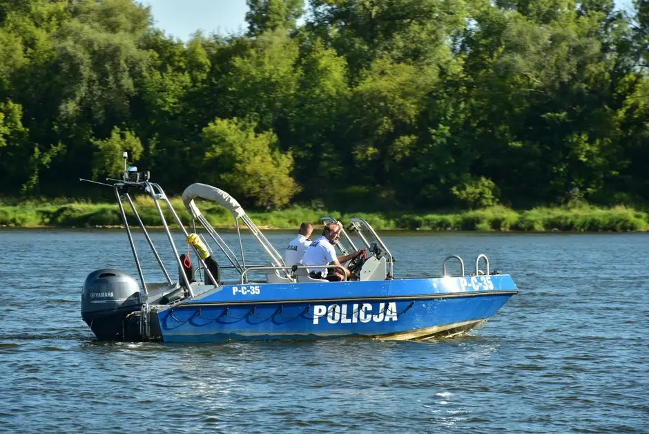 Przedszkolaki z Zielonego Gaju uczyły się bezpieczeństwa nad wodą od policjantów