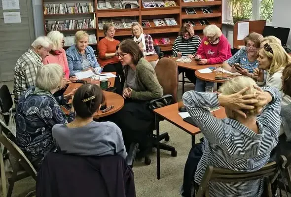 Seniorzy z Tomaszowa Mazowieckiego wrócili na zajęcia ze smartfonów