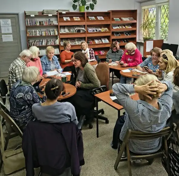 Seniorzy z Tomaszowa Mazowieckiego wrócili na zajęcia ze smartfonów